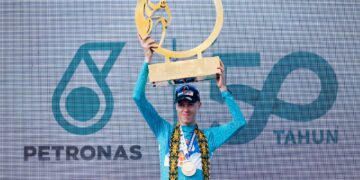 MAX Poole bergelar juara keseluruhan perlumbaan Le Tour de Langkawi 2024, di Lasar Kenyalang, Bintulu, hari ini. - UTUSAN/SHIDDIEQIIN ZON