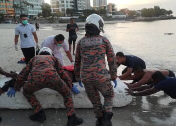 MAYAT seorang lelaki ditemukan terdampar di atas batu di kawasan pesisir pantai berhampiran sebuah pangsapuri di Tanjung Tokong, Pulau Pinang, hari ini.