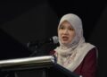 Menteri Pendidikan Malaysia, Fadhlina Sidek menjawab soalan wartawan ketika sesi sidang akhbar bersempena program Tekad Reformasi Pendidikan yang diadakan di Dewan Sri Cempaka, Suajana Impian Kajang, di sini, hari ini. UTUSAN/ILHAM ZAKARIA