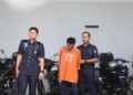 TERTUDUH (tengah) semasa diiringi polis semasa menghadiri prosiding perbicaraan atas pertuduhan merogol seorang remaja di Mahkamah Sesyen Kota Bharu, Kelantan hari ini-UTUSAN/ROSALWANI CHE SOH.