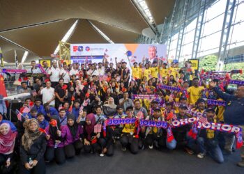 SEBAHAGIAN Sehabagian pelajar belia mahir pada majlis Pelepasan Peserta Malaysia-China Youth TVET Training (MCYTT) di KLIA. - UTUSAN/FAISOL MUSTAFA