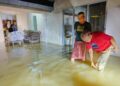 RUMAH penduduk mula dinaiki air di Kampung Padang Pauh Beseri, Padang Besar, Perlis malam tadi.-UTUSAN