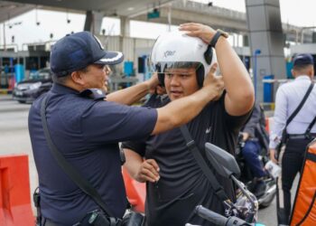 PENUNGGANG motosikal mendapat sumbangan topi keledar dan sarapan pagi dalam Operasi Bersepadu (P-Hailing), di sini hari ini. Sumber gambar: Facebook IPD Petaling Jaya