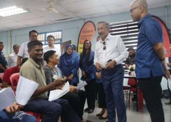 RUSLIN Jusoh (dua dari kanan) ketika menghadiri Program Jom Singgah@Anjung Komuniti Sungai Ara di Bayan Lepas, Pulau Pinang.-UTUSAN/IQBAL HAMDAN