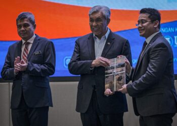 AHMAD Zahid Hamidi menerima Pelan Rejuvenasi Rakan NADMA ketika Majlis Perasmian Penutup Konvensyen Rakan NADMA di Putrajaya. - UTUSAN/FAIZ ALIF ZUBIR