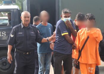 S. Hari Ram (memakai penutup muka) ketika tiba di pekarangan Mahkamah Majistret Bukit Mertajam, Pulau Pinang.-UTUSAN/IQBAL HAMDAN