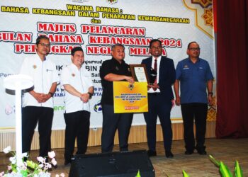 PENGERUSI Kanan Jawatankuasa Perumahan, Kerajaan Tempatan, Saliran, Perubahan Iklim dan Pengurusan Bencana Melaka, Datuk Rais Yasin menyampaikan Anugerah Khas Juri Reka Bentuk Laman Sesawang Pihak Berkuasa Tempatan (PBT) pada Majlis Pelancaran Bulan Bahasa Kebangsaan 2004 Peringkat Negeri di Auditorium JPN Ayer Keroh, Melaka. - UTUSAN/AMRAN MULUP