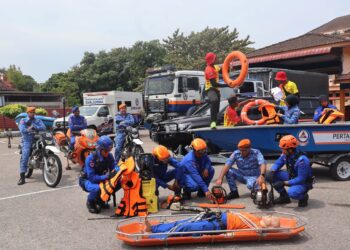 BEBERAPA anggota APM Pulau Pinang bersedia dengan peralatan masing-masing ketika sesi demonstrasi semasa program 'Kesiapsiagaan APM Pulau Pinang Dalam Menghadapi Peralihan Monsun' di pejabat Pertahanan Awam Daerah SPU di Bagan Jermal, Butterworth, Pulau Pinang.-UTUSAN/IQBAL HAMDAN