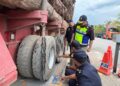 MOHD. Misuari Abdullah (kanan) melihat treler balak yang perlu melalui proses timbang menerusi Op Timber di Stesen Penguatkuasa (SPK) Mentara, hari ini.UTUSAN/AIMUNI TUAN LAH