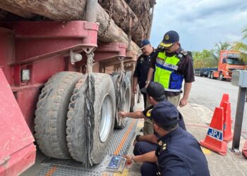 MOHD. Misuari Abdullah (kanan) melihat treler balak yang perlu melalui proses timbang menerusi Op Timber di Stesen Penguatkuasa (SPK) Mentara, hari ini.UTUSAN/AIMUNI TUAN LAH