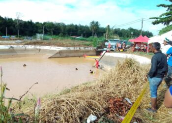 ANGGOTA Pasukan Penyelamat Di Air sedang melakukan operasi mencari dan menyelamat mangsa lemas di Gate Air Pangkal Kalong, Kok Lanas Kota Bharu, Kelantan-UTUSAN/ ROHANA MOHD.NAWI.