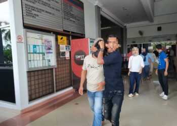 SEORANG penjawat awam mengaku tidak bersalah di Mahkamah Sesyen Seremban hari ini atas pertuduhan melakukan amang seksual terhadap anak angkat perempuannya berusia 16 tahun pada Mei tahun lalu.-UTUSAN/NOR SHAFAWATI YUP.