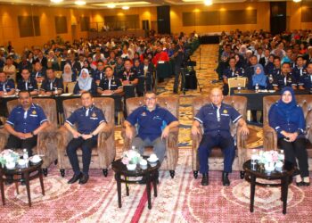 HASBI Habibollah bergambar kenangan bersama anggota dan pegawai JPJ serta wakil IM selepas merasmikan Seminar Tadbir Urus IM Malaysia 2024 di Pusat Dagangan Antarabangsa Melaka (MITC), Ayer Keroh, Melaka. - UTUSAN/AMRAN MULUP