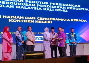 FADHLINA (tengah) ketika hadir Majlis Penutup Persidangan Kebangsaan Pengurusan Pendidikan kali ke-62 di Bertam, Kepala Batas, Pulau Pinang hari ini.