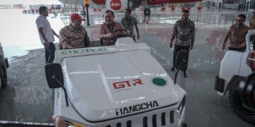 ANTHONY Loke mencuba kenderaan bagasi GTR di Asia Digital Engineering (ADE) MRO Hangar, Sepang. - UTUSAN/FAIZ ALIF ZUBIR