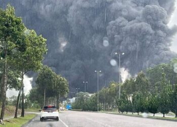 KEADAAN asap tebal akibat empat kilang terbakar di Johor Bahru semalam.