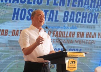 FADILLAH Yusof semasa berucap pada Majlis Penyerahan Projek Siap Hospital Bachok di Hospital Bachok, Kelantan hari ini-UTUSAN/KAMARUL BISMI KAMARUZAMAN.