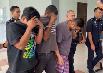 SEREMBAN, 11 OKTOBER 2024 - MUHAMMAD ILYAAS (kanan sekali, berkain pelekat,baju kelabu) dan Muhammad Khalid (kiri, baju hitam) didakwa di Mahkamah Sesyen di sini hari ini atas pertuduhan melakukan 
amang seksual dan menganiaya kanak-kanak di sebuah madrasah di Lenggeng,Nilai di sini. FOTO: NOR SHAFAWATI YUP.