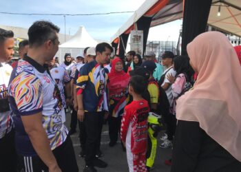 ADAM Adli Abd. Halim (dua kiri) beramah mesra dengan orang ramai yang menjayakan  Sambutan Hari Sukan Negara 2024 Peringkat Negeri Kelantan di Kota Bharu, Kelantan hari ini-UTUSAN/ROSLIZA MOHAMED.