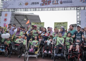 HANNAH Yeoh bergambar bersama Persatuan Anak Syurga Luar Biasa pada Majlis Sambutan Hari Sukan Negara Peringkat Kebangsaan Tahun 2024 di Dataran Putrajaya. - UTUSAN/FAIZ ALIF ZUBIR