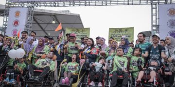 HANNAH Yeoh bergambar bersama Persatuan Anak Syurga Luar Biasa pada Majlis Sambutan Hari Sukan Negara Peringkat Kebangsaan Tahun 2024 di Dataran Putrajaya. - UTUSAN/FAIZ ALIF ZUBIR