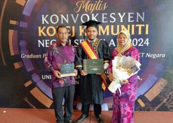 AZMIRUL Aiman Abdul Azim bersama kedua ibu bapanya selepas menerima Anugerah Usahawan Kolej Komuniti pada Majlis Konvokesyen Kolej Komuniti Negeri Sembilan 2024 yang berlangsung di Nilai, Seremban hari ini.-UTUSAN/NUR SHARIEZA ISMAIL