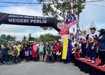 FADILLAH Yusof (tiga dari kanan) membuat pelepasan acara larian sewaktu Majlis Perasmian Hari Sukan Negara (HSN) 2024 peringkat negeri Perlis di Kompleks Sukan Tuanku Syed Putra, Kangar, Perlis, hari ini. - UTUSAN/ASYRAF MUHAMMAD