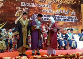 MOHAMMAD Fahmi Ngah (tengah) ketika Majlis Konvokesyen Kolej Hafiz ke-21.