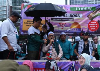 ABDUL Hadi Awang ketika berucap pada Himpunan Mega Solidariti Palestin Setahun Genosid Gaza hari ini. - UTUSAN/SYAKIR RADIN