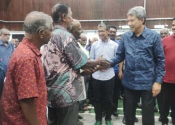 MOHAMAD Hasan bersalaman dengan sebahagian penerima pada Majlis Sumbangan Kepada Warga Emas, Ibu Tunggal dan Rumah Ibadat Sempena Deepavali 2024 Peringkat Parlimen Rembau di Dewan Orang Ramai Rantau di Seremban hari ini.