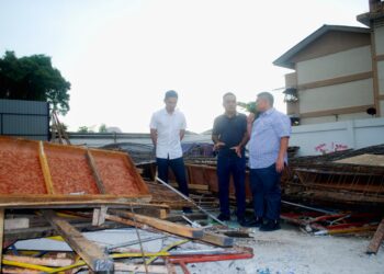 TIMBALAN Pengarah Jabatan Bomba dan Penyelamat Malaysia (JBPM) Melaka, Penguasa Kanan Bomba I R. Saiful Iswandy R. Hassan memberi penerangan kepada Rais Yasin sewaktu lawatan di Jalan Bukit Senjuang, Banda Hilir, Melaka. - UTUSAN/AMRAN MULUP