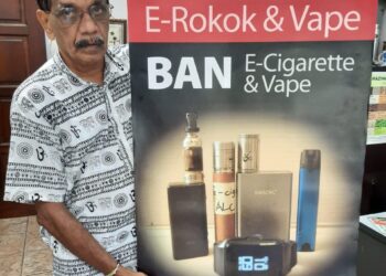 SUBARROW menunjukkan poster Haramkan E-Rokok & Vape oleh Persatuan Pengguna Pulau Pinang (CAP), baru-baru ini.