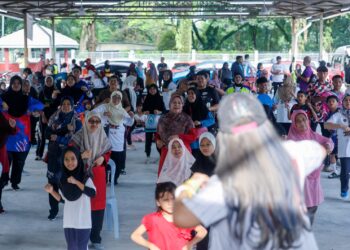 PENDUDUK menyertai program yang terdapat pada Hari Sukan Negara 2024 Peringkat Zon, di PPR Hiliran Ampang, di sini hari ini. Foto: SHIDDIEQIIN ZON