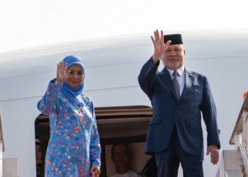 SULTAN Ibrahim dan Raja Zarith Sofiah ketika berangkat  untuk mengadakan lawatan negara ke Brunei selama tiga hari.-FACEBOOK