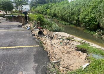 KEADAAN tebing anak Sungai Kerayong di Taman  Lembah Mahu di Ampang Jaya yang runtuh malam tadi.