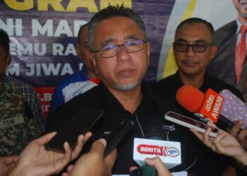 ADLY Zahari ditemui selepas menghadiri Program Santuni Madani di Masjid Raudhatul Jannah, Bukit Katil, Melaka. - UTUSAN/AMRAN MULUP