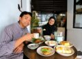 SYAZWAN Muhaimin Jaaffar (kiri) dan Norafizah Noridan sama-sama mengusahakan Warung Kedai Kopi Peng.