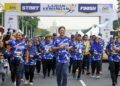 JOHAN Mahmood Merican (tengah) ketika menyertai Larian Kewangan 2024 di Dataran Wawasan, Putrajaya. - UTUSAN/FAISOL MUSTAFA