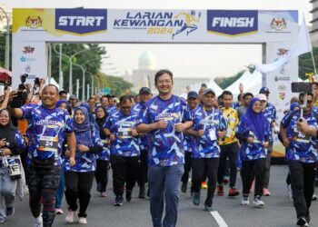 JOHAN Mahmood Merican (tengah) ketika menyertai Larian Kewangan 2024 di Dataran Wawasan, Putrajaya. - UTUSAN/FAISOL MUSTAFA