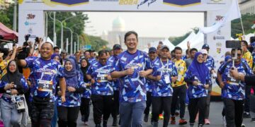 JOHAN Mahmood Merican (tengah) ketika menyertai Larian Kewangan 2024 di Dataran Wawasan, Putrajaya. - UTUSAN/FAISOL MUSTAFA