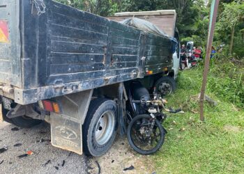 KEADAAN motosikal mangsa selepas terlibat dengan kemalangan di Kampung Tok Che Dol, Tanah Merah, Kelantan semalam-IHSAN POLIS