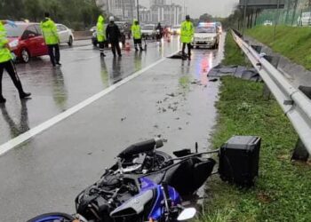 KEADAAN motosikal ditunggang penyunting video yang terbabas di Lebuh Raya MEX pagi tadi. - ihsan PDRM