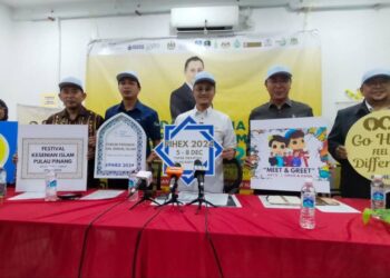 MOHAMAD (tiga dari kanan) ketika hadir pada Majlis Penyerahan Skim Khas Suntikan Modal Perniagaan Zakat Pulau Pinang (ZPP) dan Penang International Halal Expo (PIHEX) 2024 di Seberang Jaya, Pulau Pinang hari ini.