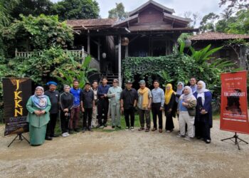 BARISAN krew produksi teater Tok Janggut 13 Liang semasa sidang media di  Kota Bharu, Kelantan hari ini. - UTUSAN/MUSTAQIM MOHAMED