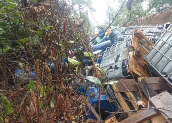 SEBAHAGIAN tong dan tangki IBC yang mengandungi sisa cat dan minyak yang ditemukan dibuang di satu kawasan di Bukit Pelandok, Port Dickson, semalam.