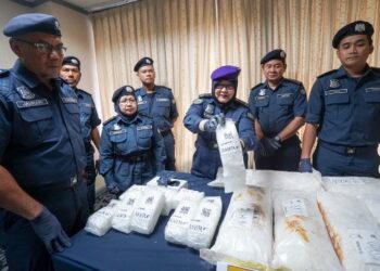 ANIS Rizana Mohd Zainudin (tengah) menunjukkan barang rampasan dadah jenis methamphetamine pada sidang akhbar berhubung JKDM tumpaskan tiga kes penyeludupan dadah di Kompleks Kastam Kargo KLIA. -UTUSAN/FAISOL MUSTAFA