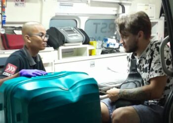 SEORANG lelaki warga Ukraine (kanan) dipindahkan oleh anggota Maritim Malaysia Pulau Pinang dalam misi bantuan Medical Evacuation (MEDEVAC) untuk mendapatkan rawatan lanjut kerana patah tangan, petang semalam