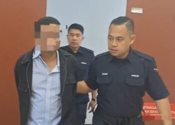 INDIVIDU bergelar Datuk ditahan polis di luar Mahkamah Sesyen Shah Alam, Selangor hari ini. - FOTO/ ISKANDAR SHAH MOHAMED