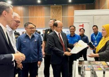 WILFRED Madius Tangau (empat kiri) semasa melawat salah satu gerai pameran pada Program Hari Vendor SESB di SICC, Kota Kinabalu hari ini.