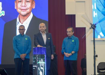 ARMIZAN Mohd Ali (tengah) melakukan gimik perasmian Institut Penyelidikan dan Kemajuan Pertanian Malaysia (MARDI) Agroinvest 2024 di MAEPS di sini, hari ini.
Turut sama, Ketua Pengarah MARDI, Datuk Dr. Mohamad Zabawi Abdul Ghani (kiri). GAMBAR: FARIZ RUSADIO